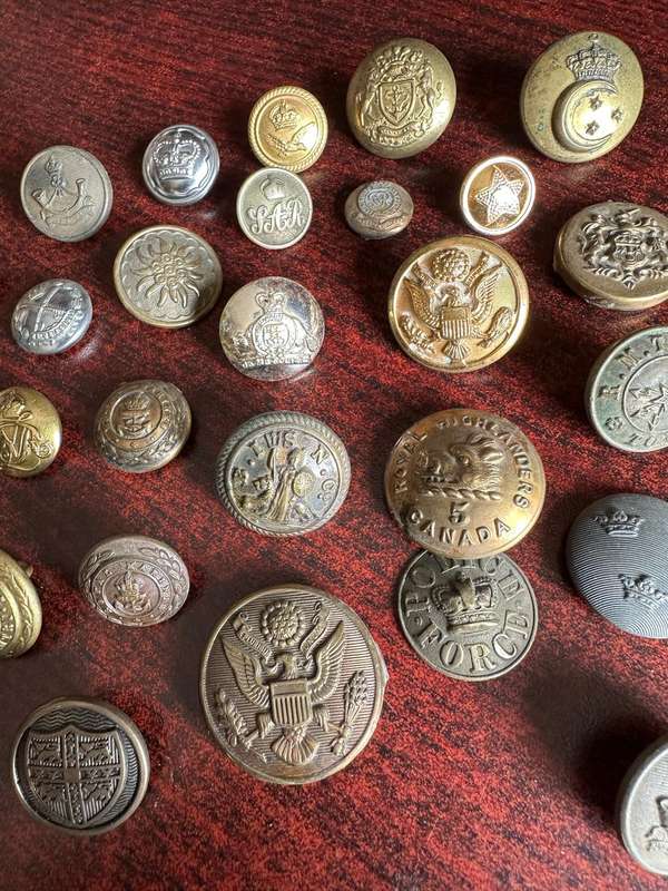 MIXED INTERNATIONAL-MILITARY TUNIC BUTTONS