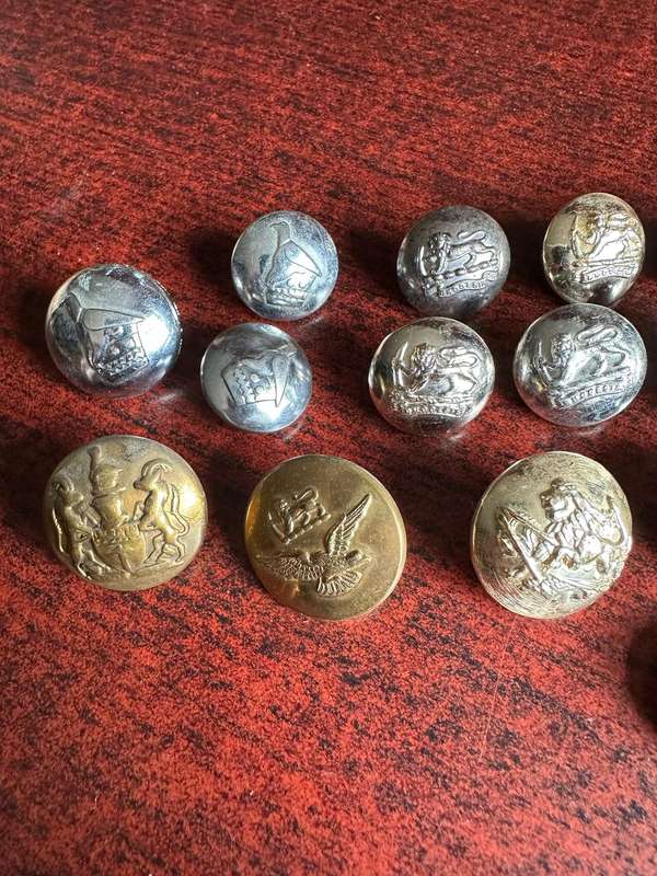 MIXED LOT OF RHODESIAN AND ZIMBABWE BUTTONS