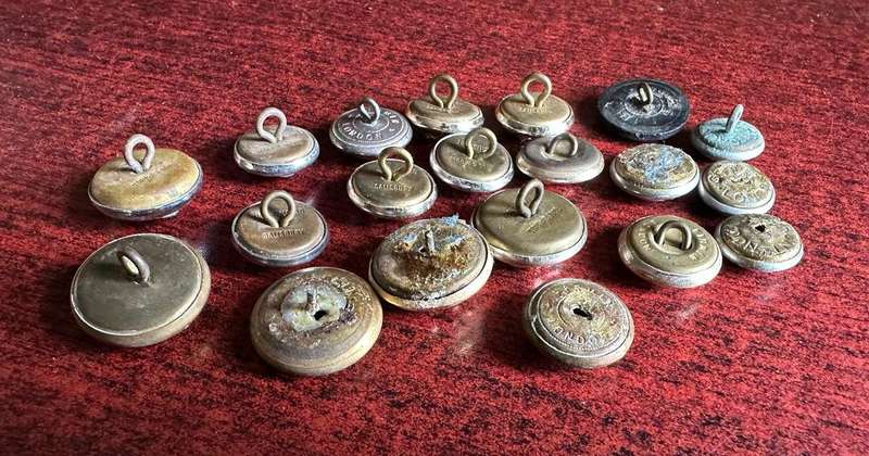 MIXED LOT OF RHODESIAN AND ZIMBABWE BUTTONS