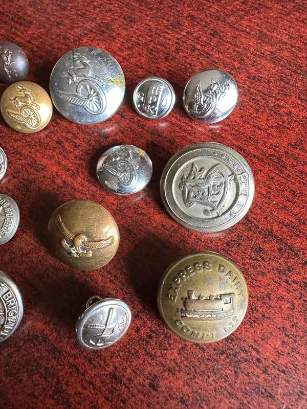 MIXED SA BUTTON LOT