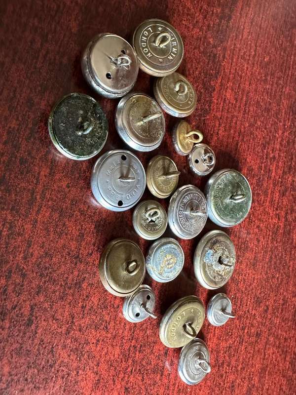 MIXED SA BUTTON LOT