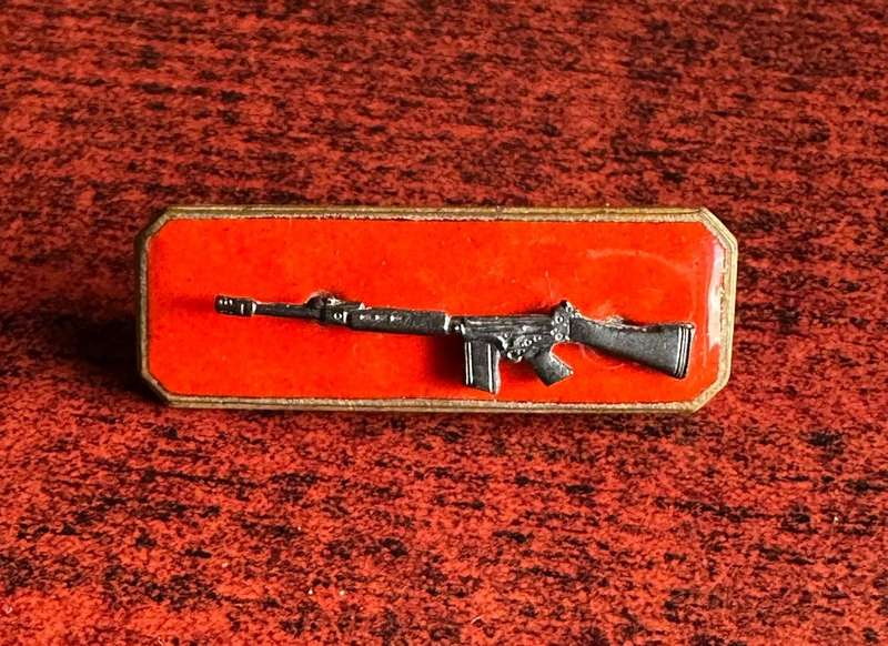 ARMY MARKSMAN BADGE-BRONZE RIFLE ON ENAMEL BACKING- 2 PINS
