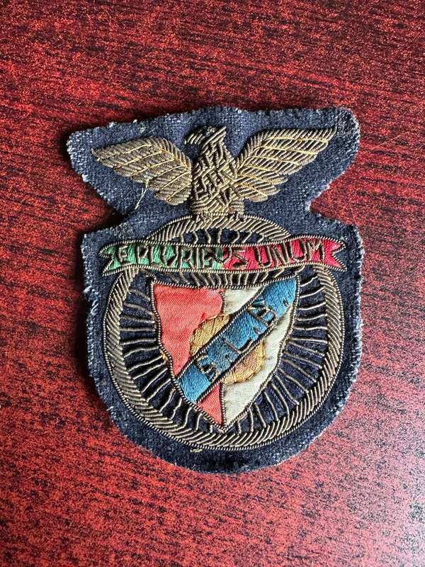 VINTAGE BADGE OF S.L BENFICA A FOOTBALL CLUB BASED IN LISBON PORTUGAL FOUNDED 1904