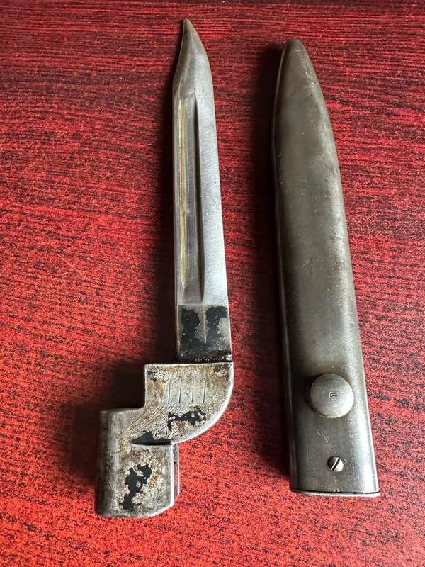 SADF NO 9 BAYONET FOR THE .303 RIFLE-DATED 1940-COMES WITH METAL SCABBARD