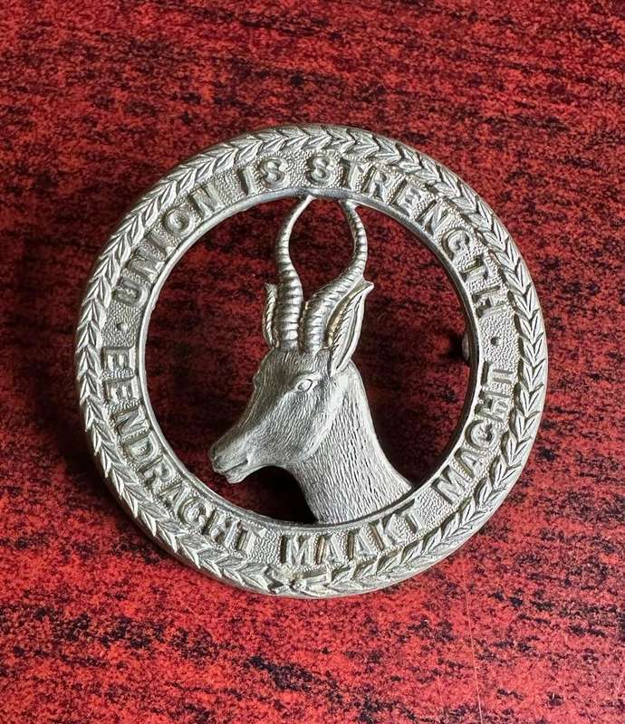 UNIVERSAL CAP BADGE-WORN BY 3RD SA INFANTRY,SHARPSHOOTERS AND CADETS-WW1- 2 LUGS-1914-1920'S