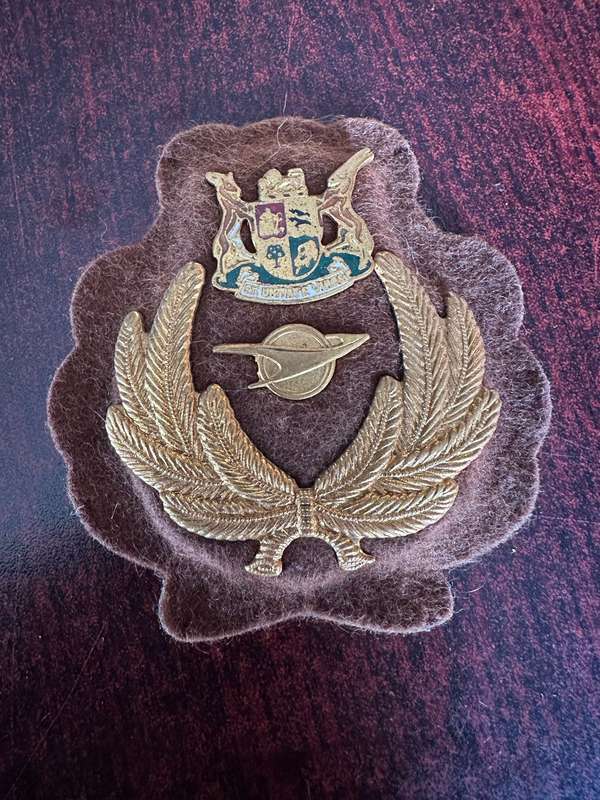 VINTAGE SA RAILWAYS PEAKED CAP BADGE