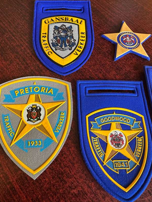 SELECTION OF TRAFFIC FLASHES AND BADGE- 5 IN TOTAL