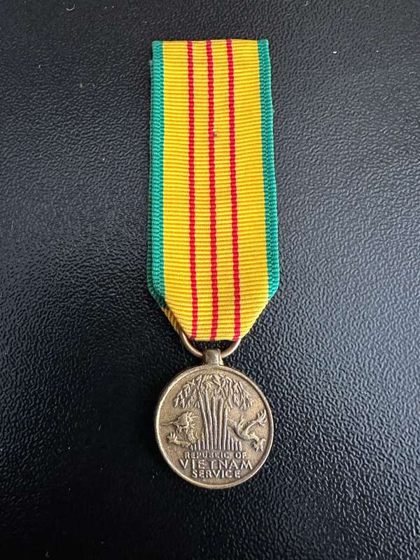 FULL SIZE US VIETNAM SERVICE MEDAL AUTHORISED 1965