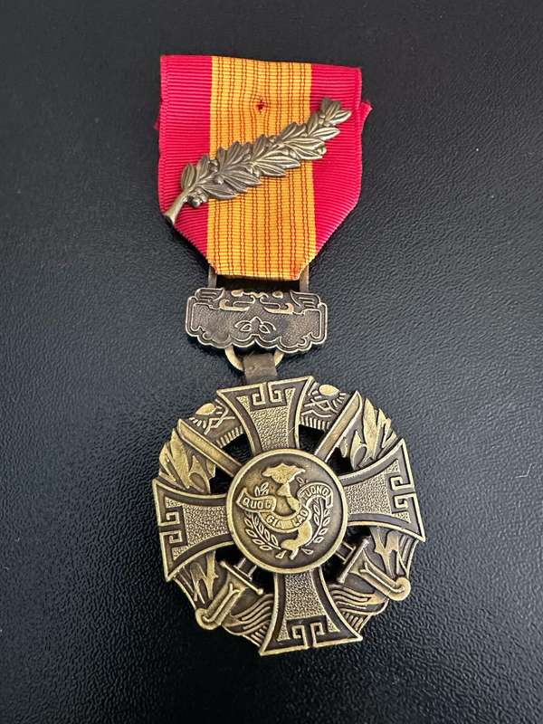 FULL SIZE SOUTH VIETNAMESE GALLANTRY CROSS FIRST CLASS WITH CLUSTER