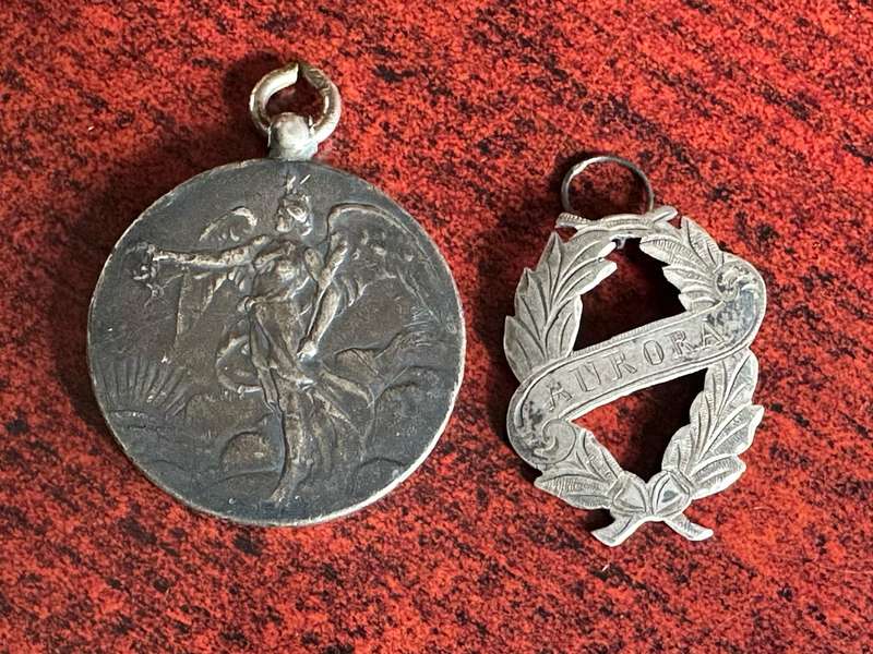 SILVER WW1 FRENCH COMMEMORATIVE MEDAL-SOLD WITH SILVER BADGE