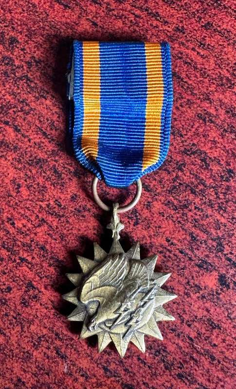 MINIATURE US MEDAL ESTABLISHED 1942 FOR ACTS OF HEROISM OR MERITORIOUS SERVICE DURING AERIAL FLIGHT
