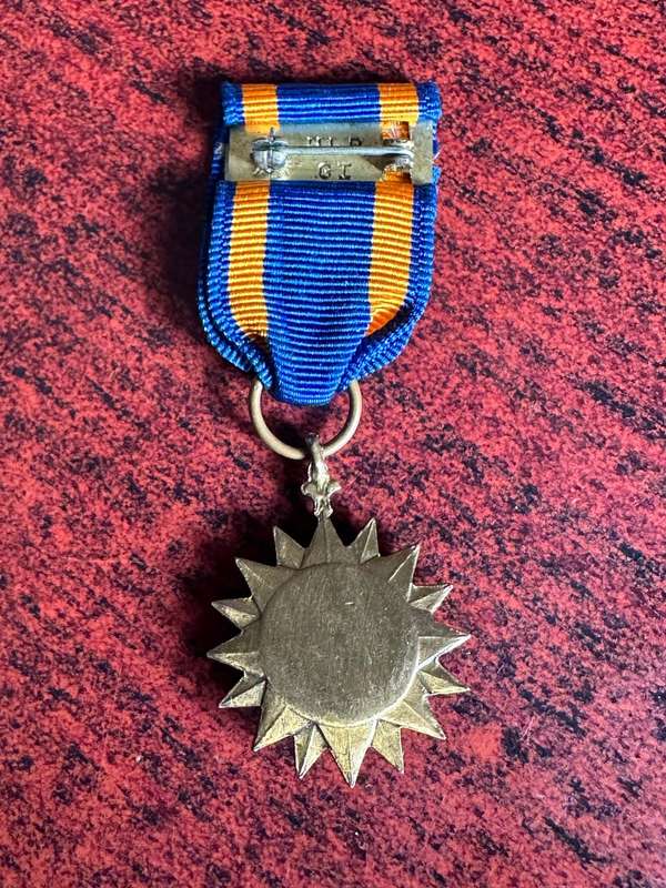 MINIATURE US MEDAL ESTABLISHED 1942 FOR ACTS OF HEROISM OR MERITORIOUS SERVICE DURING AERIAL FLIGHT