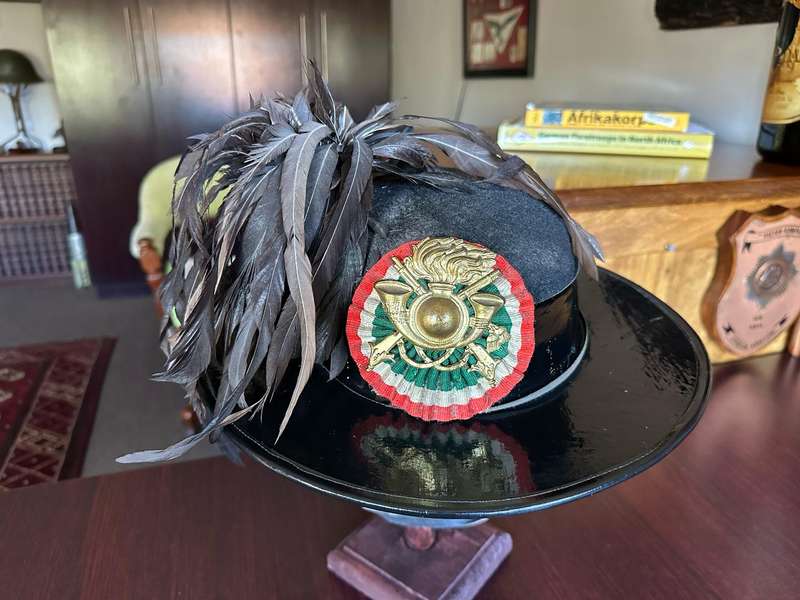 ITALIAN ARMY INFANTRY BERGSAGLIESI HAT-HELMET WITH INSIGNIA ,FEATHERS AND CHIN STRAP-GOOD AND COMPLE