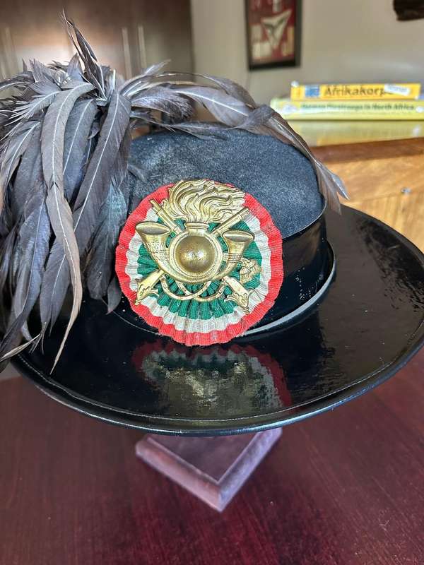 ITALIAN ARMY INFANTRY BERGSAGLIESI HAT-HELMET WITH INSIGNIA ,FEATHERS AND CHIN STRAP-GOOD AND COMPLE