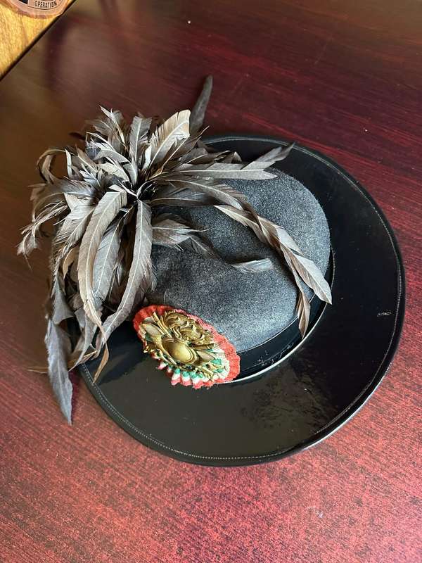 ITALIAN ARMY INFANTRY BERGSAGLIESI HAT-HELMET WITH INSIGNIA ,FEATHERS AND CHIN STRAP-GOOD AND COMPLE