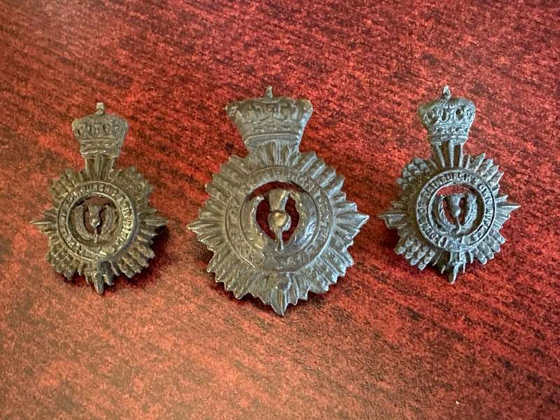 DUKE OF EDINBURGHS OWN RIFLES BLACKENED BRASS CAP AND COLLARS-WORN 1922-63-LUGS COMPLETE