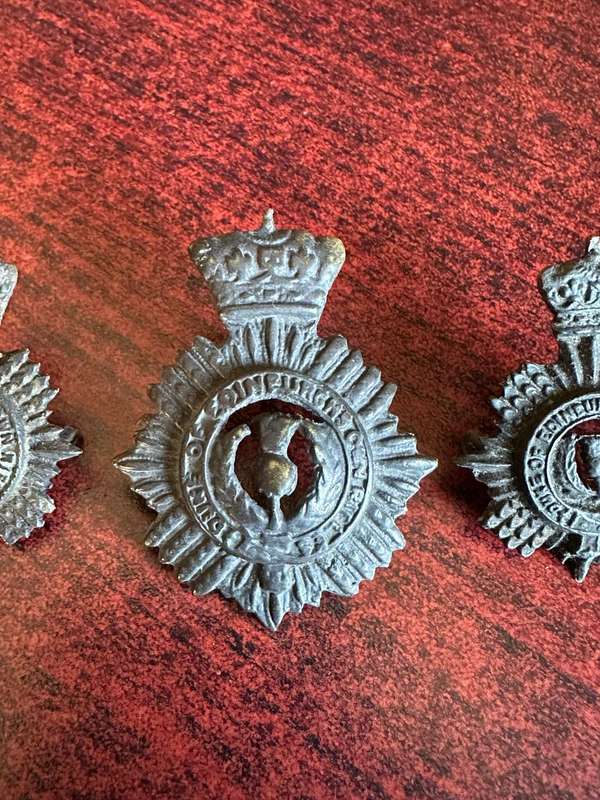 DUKE OF EDINBURGHS OWN RIFLES BLACKENED BRASS CAP AND COLLARS-WORN 1922-63-LUGS COMPLETE