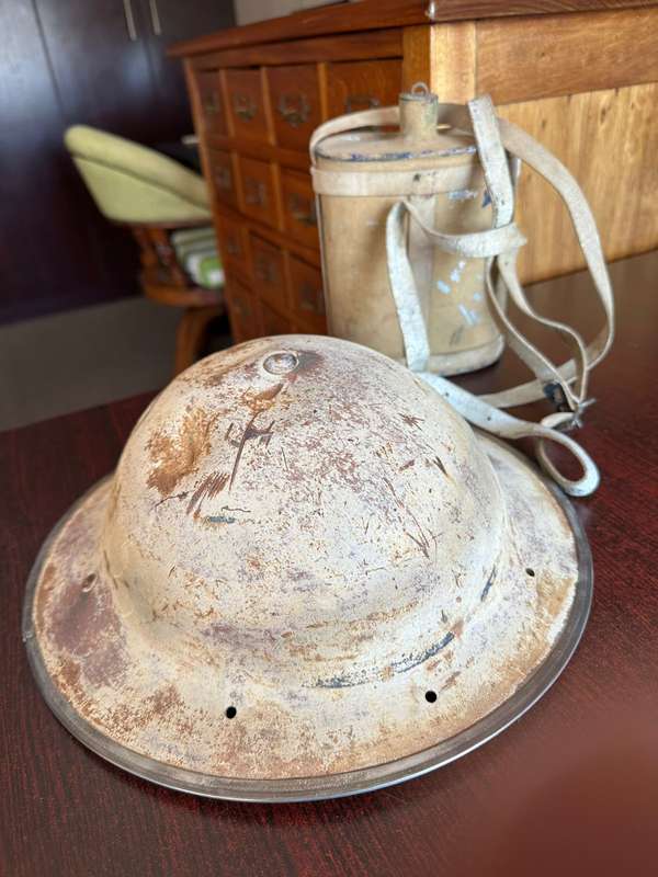 BRITISH WW2 MARK 2 STEEL HELMET WITH WW2 WATER BOTTLE (COMES WITH STOPPER AND HANGER) THE HELMET HAV