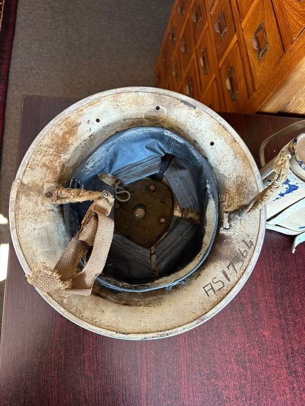 BRITISH WW2 MARK 2 STEEL HELMET WITH WW2 WATER BOTTLE (COMES WITH STOPPER AND HANGER) THE HELMET HAV