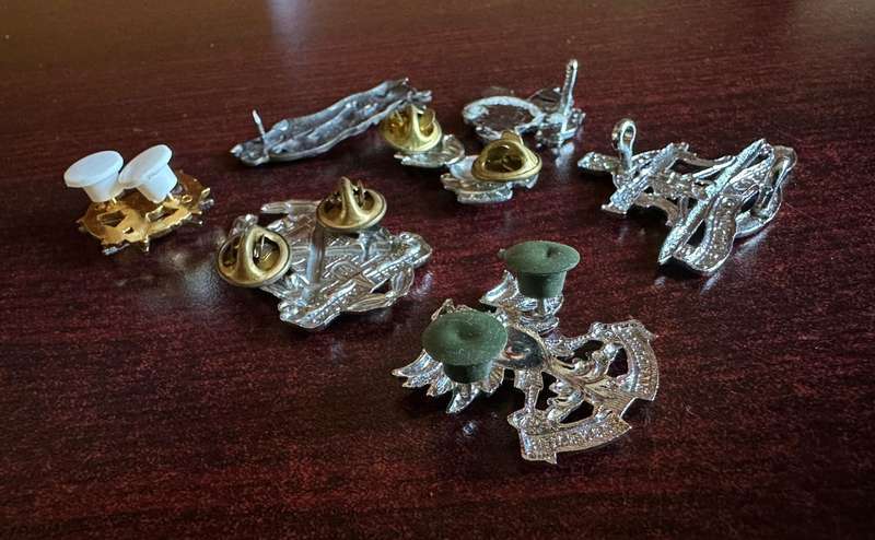 Selection of chrome collar badges. Sold together. All lugs + pins complete, except one. 7 In total