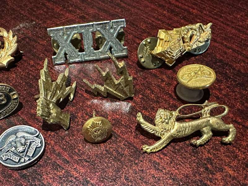 Mixed pin badges 11 in total.