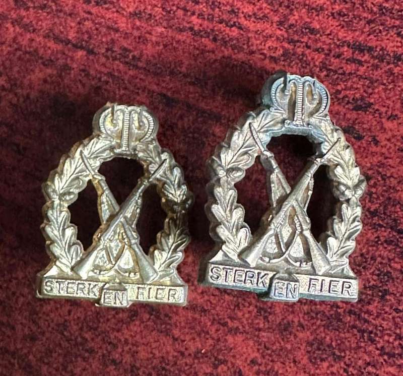 Regt. Tobie Venter pair of collars brass. 1953-1960. Lugs complete