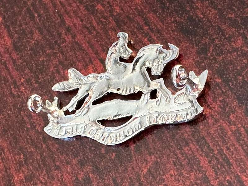 Umvoti mounted rifles, chrome cap badge. Worn post 1976. 2 Lugs