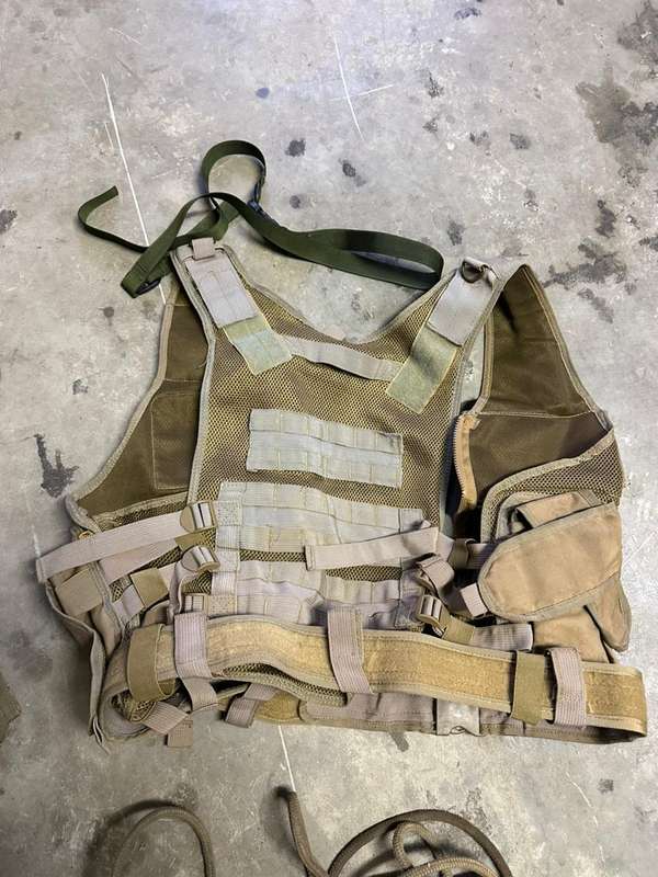 Mixed army lot, sold together.
