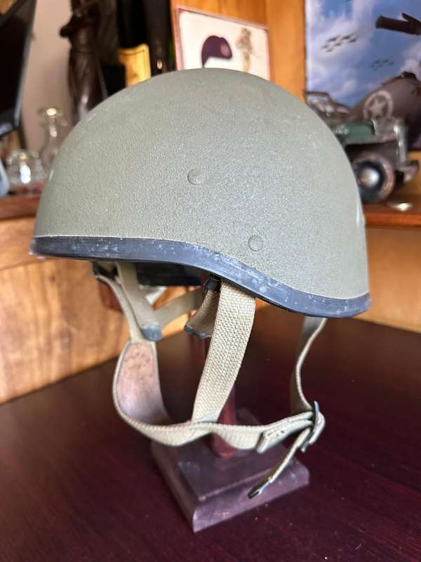 Israeli parabat helmet used by the SADF. This helmet is in complete and very good condition.