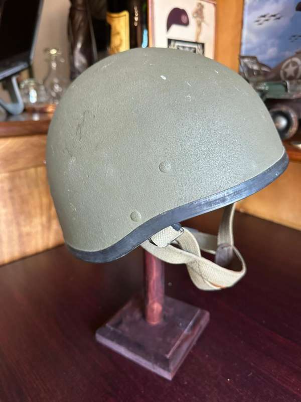 Israeli parabat helmet used by the SADF. This helmet is in complete and very good condition.