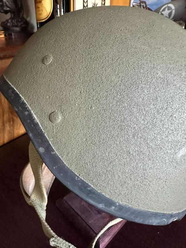 Israeli parabat helmet used by the SADF. This helmet is in complete and very good condition.