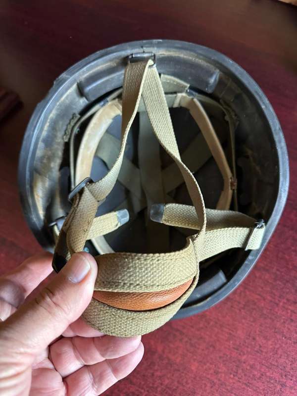 Israeli parabat helmet used by the SADF. This helmet is in complete and very good condition.