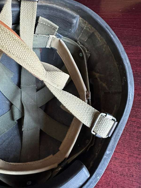 Israeli parabat helmet used by the SADF. This helmet is in complete and very good condition.