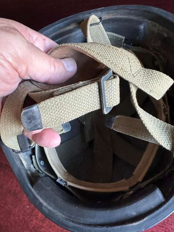 Israeli parabat helmet used by the SADF. This helmet is in complete and very good condition.