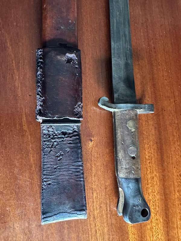 Boer war pattern 1888 Mk.1 bayonet leather covered metal scabbard. Wilkinson makers mark.