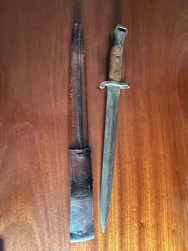 Boer war pattern 1888 Mk.1 bayonet leather covered metal scabbard. Wilkinson makers mark.