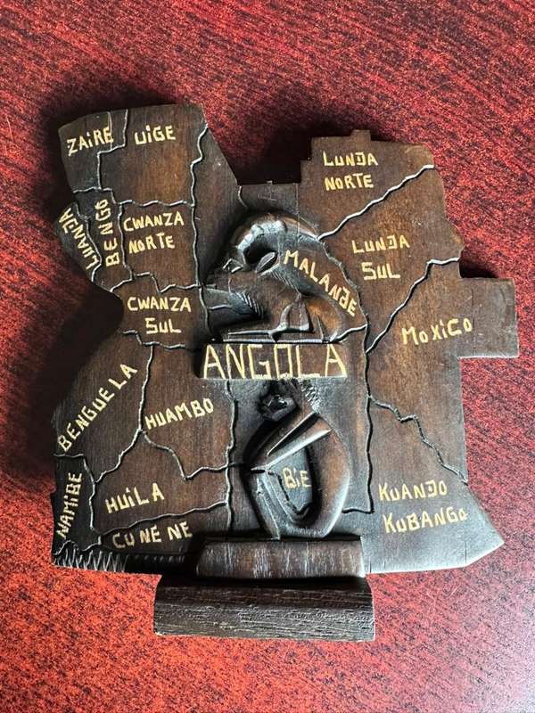 Border War period, Angolan plaque. Height 17 cm.