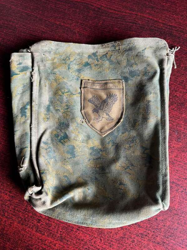 Rhodesian ammo bag. Original hand painted item, with members name on the inside. Measures 26x22 cm.