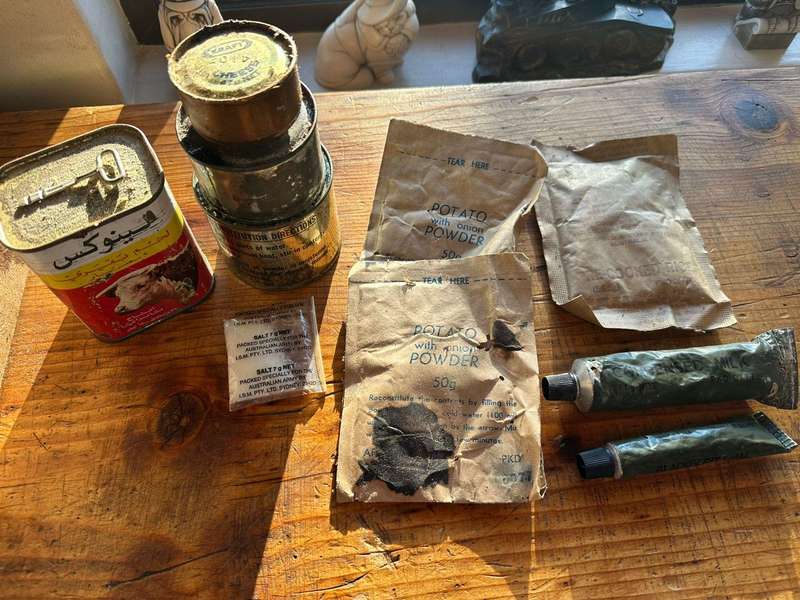 Original Rhodesian rat packs, only for display purpose. Not consumption. One complete,one uncomplete