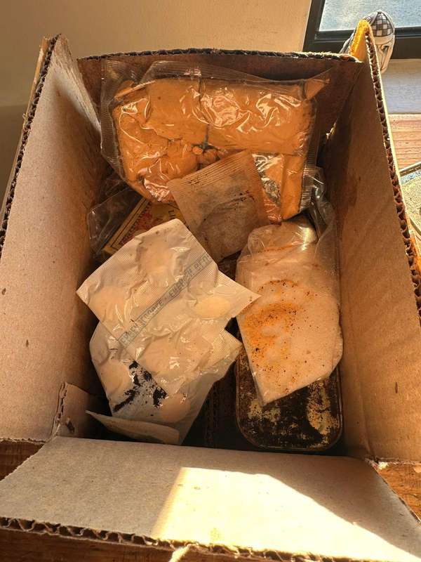 Original Rhodesian rat packs, only for display purpose. Not consumption. One complete,one uncomplete