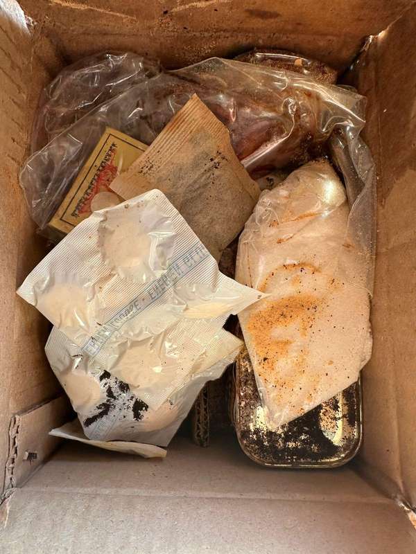 Original Rhodesian rat packs, only for display purpose. Not consumption. One complete,one uncomplete