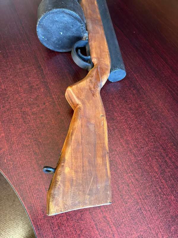 Well made metal and wood rifle from the Rhodesian war period. Come with kit and uniforms from a form
