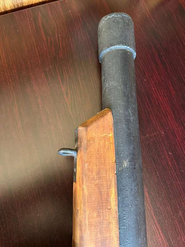 Well made metal and wood rifle from the Rhodesian war period. Come with kit and uniforms from a form