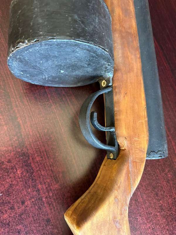 Well made metal and wood rifle from the Rhodesian war period. Come with kit and uniforms from a form