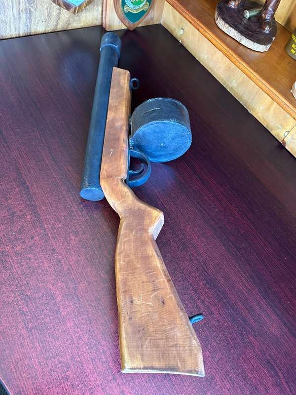 Well made metal and wood rifle from the Rhodesian war period. Come with kit and uniforms from a form