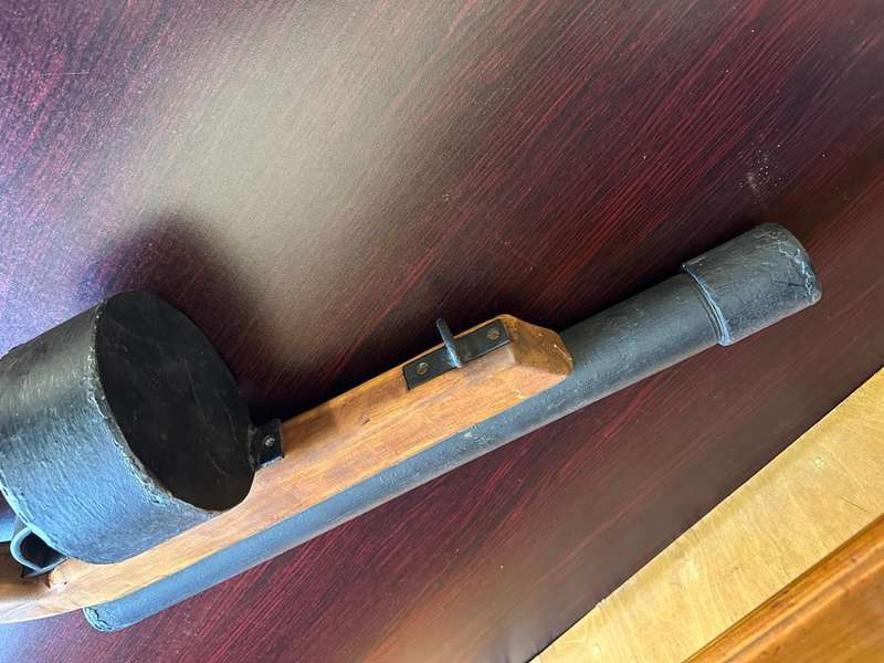 Well made metal and wood rifle from the Rhodesian war period. Come with kit and uniforms from a form