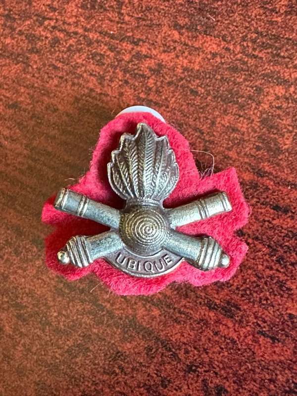 10 Artillery brigade oxidised silver on red plastic beret badge. Worn from 1987. 2 Pins.