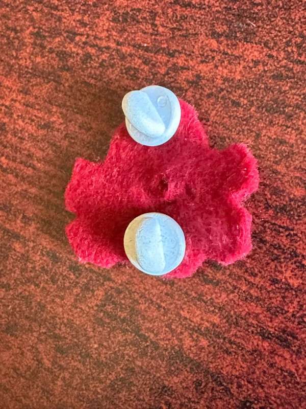 10 Artillery brigade oxidised silver on red plastic beret badge. Worn from 1987. 2 Pins.