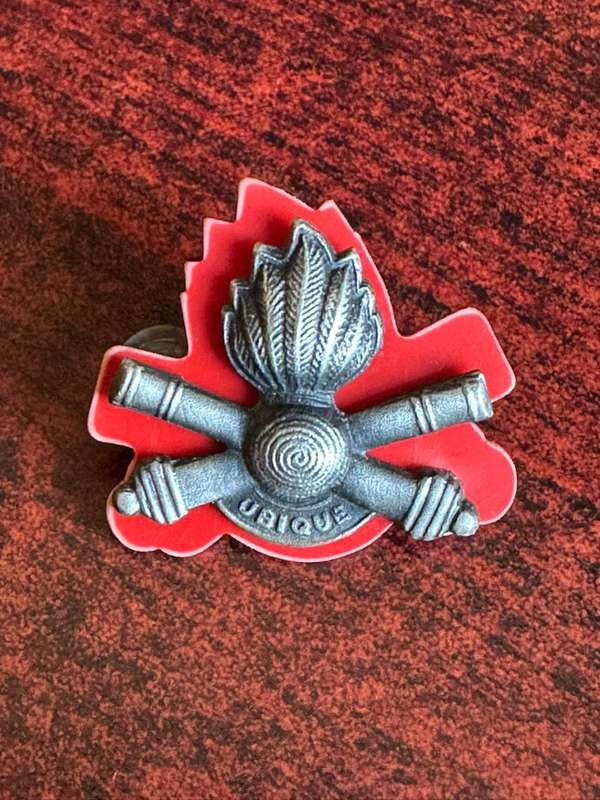 10 Artillery brigade,smaller beret badge. Worn from 1987. 2x Screw lugs.