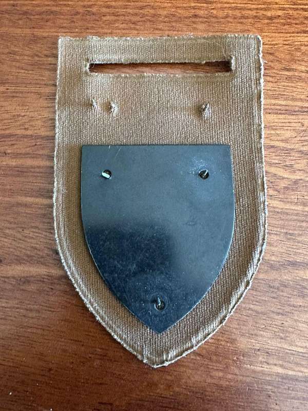 1 Parachute battalion flash, 2nd pattern. 3 Pins.